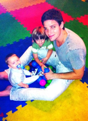 Jonatas Faro com o filho Noah e o enteado Guy (Foto: Twitter/ Reprodução)