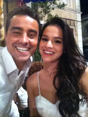 Ricardo Pereira e Bruna Marquezine gravam 'Aquele Beijo' (Foto: Twitter/ Reprodução)
