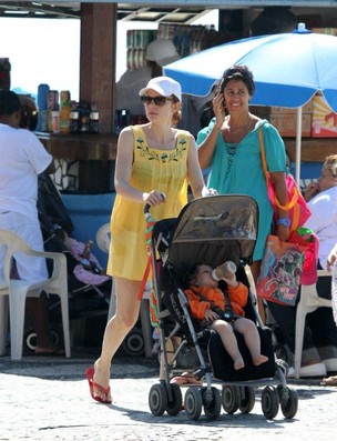 Maria Eduarda passeia com a filha no Leblon no Rio de Janeiro (Foto: André Freitas/ Ag. News)