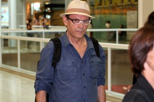 Jose Wilker no aeroporto Santos Dumont, RJ (Foto: Leotty Jr./Agnews)