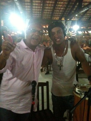 Ronaldinho Gaúcho e Mauro Diniz, pai de seu ex-affair, Juliana Diniz (Foto: Reprodução/Twitter)