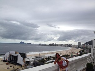 Lucília Diniz e o palco onde Latino fará show no Réveillon, em Copacabana, no Rio (Foto: Reprodução/Twitter)