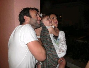 Alessandra Ambrósio com o marido, o empresário Jamie Mazur, e a filha Anja em festa de Réveillon em Florianópolis (Foto: Twitter/ Reprodução)