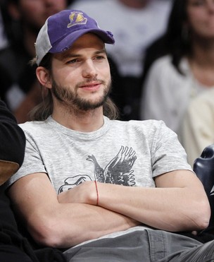 Ashton Kutcher assiste a partida de basquete em Los Angeles, nos Estados Unidos (Foto: Reuters/ Agência)