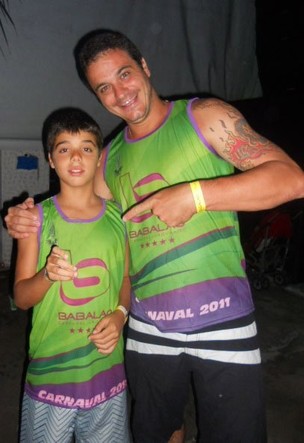 Rafael Oliveira com o sobrinho (Foto: Reprodução / Facebook)