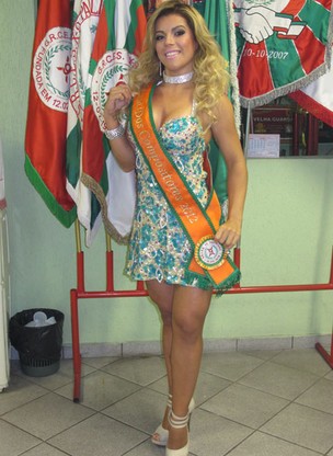 Rosana Ferreira, a Miss Bumbum, recebe faixa de musa da escola de samba X-9 Paulistana (Foto: Felipe Abílio / EGO)
