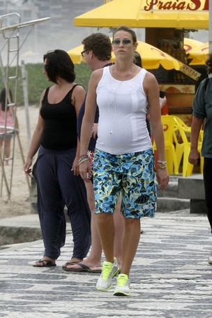 Luana Piovani caminha na praia de Ipanema, no Rio (Foto: Photo Rio News)