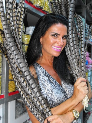 Solange Gomes escolhe adereços de fantasias de carnaval (Foto: Divulgação)