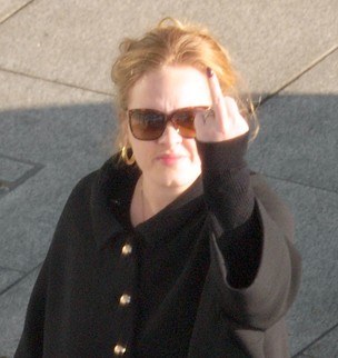 A cantora Adele faz gesto obsceno em Londres (Foto: Grosby Group)