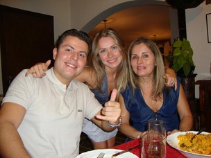 Renata com o irmão, Bruno, e a mãe, Sandra (Foto: Arquivo Pessoal/Reprodução)
