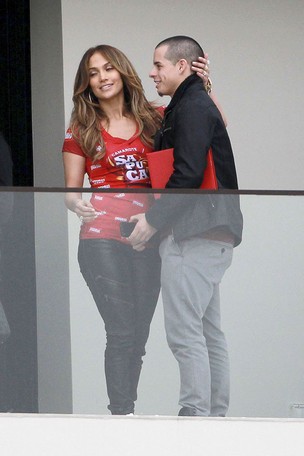 Jennifer Lopez com o namorado em set de novo vídeo (Foto: Honopix)