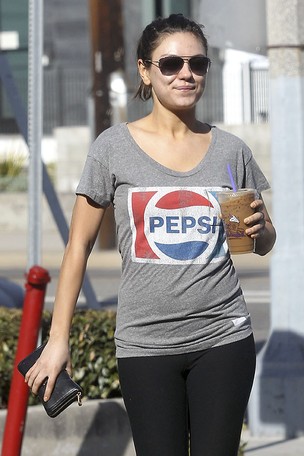 Mila Kunis passeia por Los Angeles, na Califórnia (Foto: Honopix)