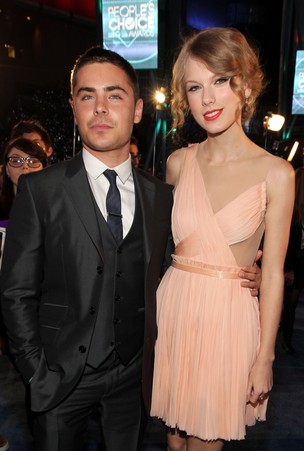 Zac Efron e Taylor Swift durante o People's Choice Awards (Foto: Getty Images)