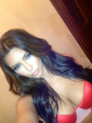 Kim Kardashian posta foto com decote generoso no Twitter (Foto: Twitter / Reprodução)
