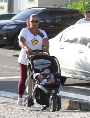 Solange Couto passeia com o filho, Benjamin, na orla da Barra (Foto: Delson Silva / Ag News)