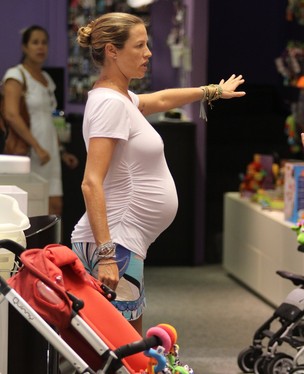 Luana Piovani faz compras para o filho (Foto: Marcus pavão/Agnews)