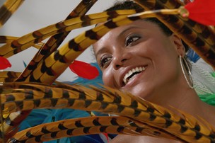 Adriana Bombom experimenta fantasias de carnaval (Foto: Isac Luz / EGO)