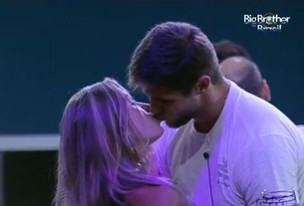 Renata e Jonas se beijam (Foto: Reprodução/TV Globo)