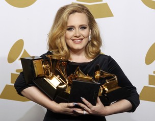 Adele venceu as seis categorias em que disputava, incluindo o de álbum do ano por “21” e melhor gravação do ano, com "Rolling In the Deep" (Foto: Reuters/ Agência)