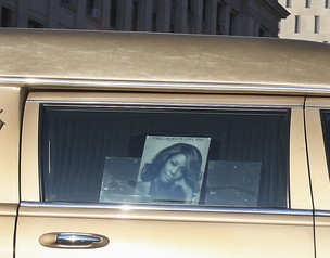 Carro com o corpo de Whitney Houston (Foto: Agência/ Getty Images)