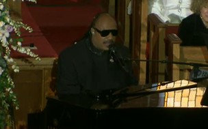 Stevie Wonder no funeral de Whitney Houston (Foto: Reprodução/ TMZ)