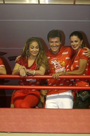 Jennifer Lopez, Rodrigo Faro e Vera Viel no camarote da Sapucaí (Foto: Carlos Osmar / Photo Rio News)