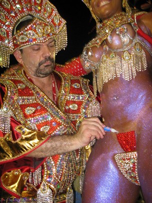 EGO - Colega de Popozuda vem com duplo tapa-sexo e 'rabo' de pimenta - notícias de Carnaval 2012
