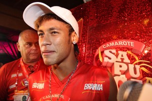 Neymar em camarote da Sapucaí (Foto: Gil Rodrigues / Photo Rio News)