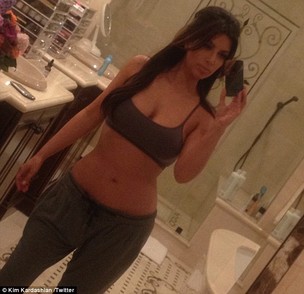 Kim Kardashian mostra boa forma no Twitter (Foto: Twitter/Reprodução)