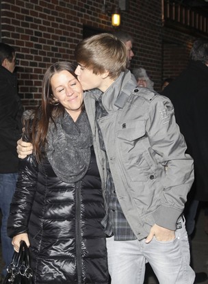 Justin Bieber e a mãe (Foto: Grosby Group)