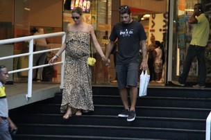 Luana Piovani passeia em shopping do Rio com o marido, Pedro Scooby (Foto: Daniel Delmiro / AgNews)