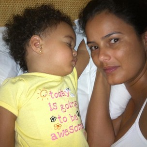 Luciele Di Camargo posa ao lado da filha, Maria Eduarda (Foto: Reprodução / Twitter)