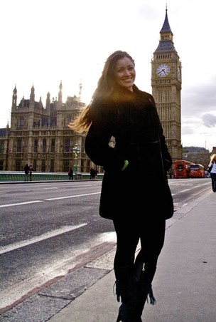Nana Gouvêa e o Big Ben em Londres, na Inglaterra (Foto: Divulgação)