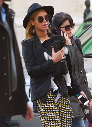 Beyoncé passeia com a filha por Nova York (Foto: Grosby Group)