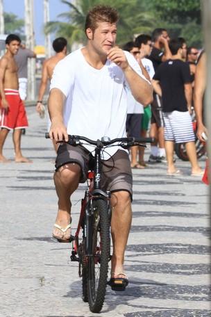Diego Alemão pedala na orla do Rio (Foto: Jeferson Ribeiro / AgNews)