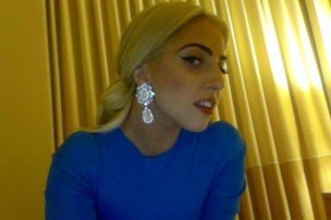 Lady Gaga posta foto com look chique (Foto: Facebook)