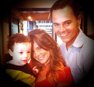 Fernanda Souza posta foto com sua família de 'Aquele Beijo' (Foto: Twitter/Reprodução)