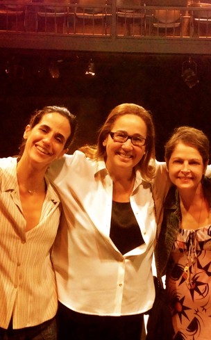 Claudia Jimenez com Mariana Lima e Drica Moraes após sessão da peça 'A primeira vista'  no Rio (Foto: Divulgação)
