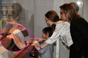 Angelina Jolie e Brad Pitt com o filho Maddox em Los Angeles (Foto: Reuters)