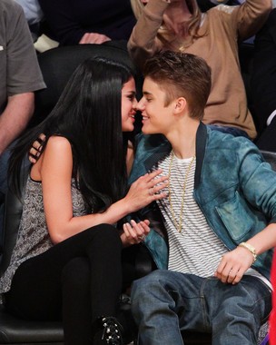 Justin Bieber e Selena Gomez se beijam em jogo de basquete (Foto: Getty Images)