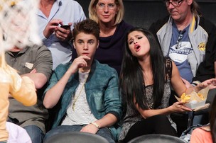 Justin Bieber e Selena Gomez assistem a jogo de basquete (Foto: Getty Images)