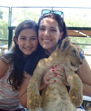 Hannah Zeitoune, de "Avenida Brasil", com sua mãe, Claudia (Foto: Reprodução/Arquivo Pessoal)