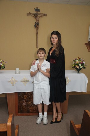 Isabeli Fontana com o filho Zion, na cerimônia de batizado do menino (Foto: Jeferson Imbrizi / Divulgação)