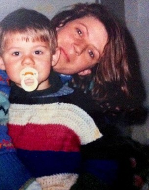 Ex-BBB Jonas com a mãe, na infância (Foto: Arquivo Pessoal)