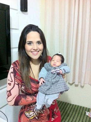 Perlla com a filha Pérola (Foto: Divulgação)