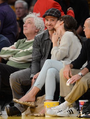 Jessica Biel e Justin Timberlake em jogo de basquete no Staples Center, em  Los Angeles (Foto: Getty Images)