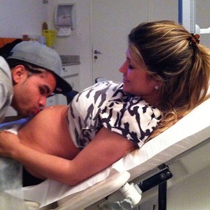 Dentinho beija a barriga da noiva Dani Souza (Foto: Twitter/ Reprodução)