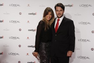 Marcelo Serrado e a esposa no Prêmio Contigo (Foto: Isac luz / EGO)