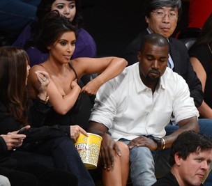 Kim Kardashian e Kanye West assistem a partida de basquete em Los Angeles, nos Estados Unidos (Foto: Grosby Group/ Agência)