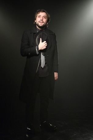 O ator Gregório Duvivier em cena da peça 'Uma Noite na Lua' (Foto: Divulgação)
